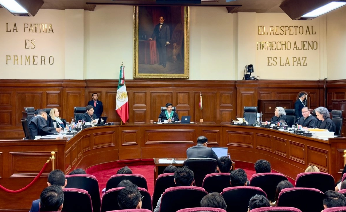 Sheinbaum dice “no a los privilegios” y critica que la SCJN contrate seguro médico privado