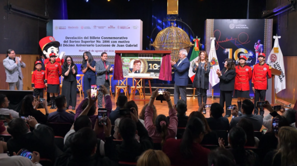 Develan billete conmemorativo de la Lotería Nacional en honor de Juan Gabriel