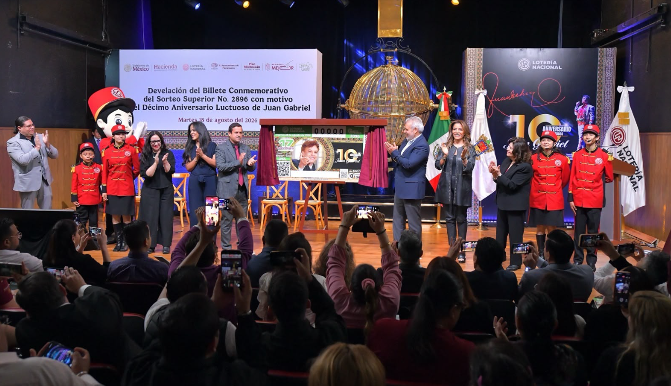 Develan billete conmemorativo de la Lotería Nacional en honor de Juan Gabriel