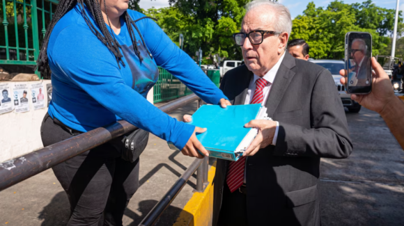 Madres buscadoras reciben a Rocha Moya con reclamos y carpeta de investigación sobre desaparecidos