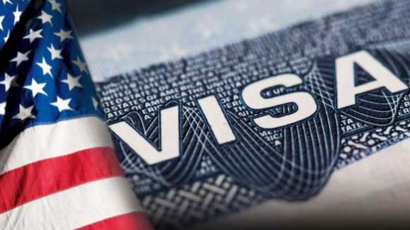 Jueza de Estados Unidos declara ilegal la suspensión de visas de residencia para 75 países