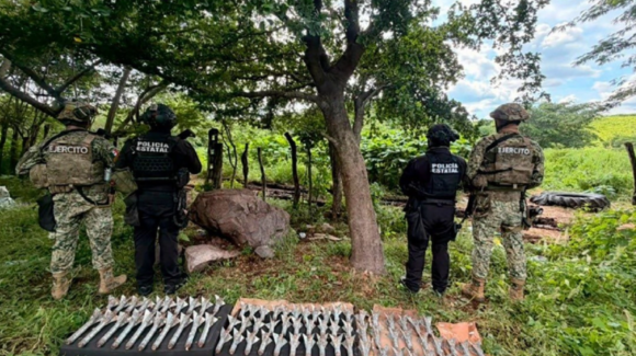Aseguran 172 explosivos y desmantelan laboratorio de droga sintética en Sinaloa