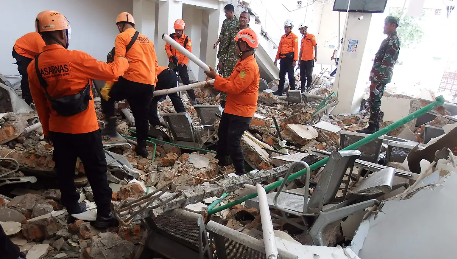 Ascendió a 100 la cifra de muertos y mil 603 heridos por terremoto de magnitud 7.7 en Indonesia