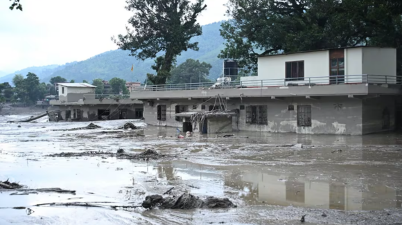 Río se desborda en Nepal y arrasa viviendas; reportan 55 muertos y 384 turistas desaparecidos