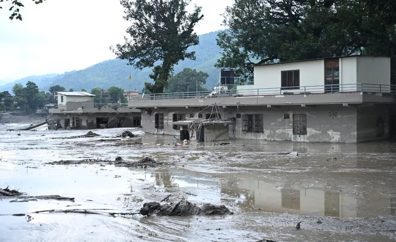 Río se desborda en Nepal y arrasa viviendas; reportan 55 muertos y 384 turistas desaparecidos