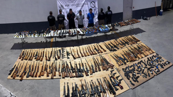 Detienen a 3 en Nuevo León por transportar arsenal de 210 armas desde Texas