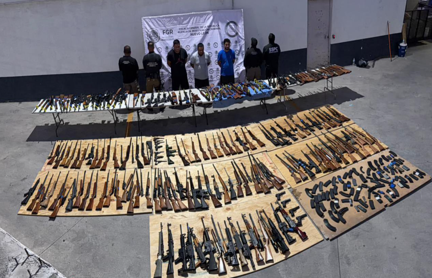 Detienen a 3 en Nuevo León por transportar arsenal de 210 armas desde Texas