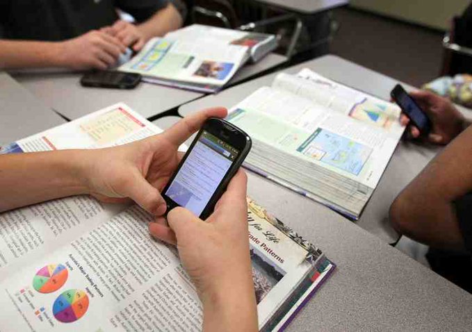 SEP analiza regulación de celulares en escuelas ante impacto en estudiantes