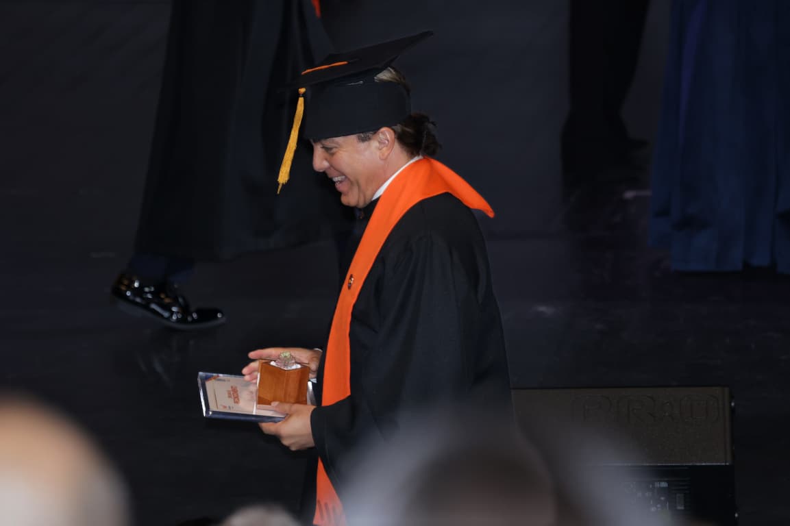 Cristian Castro se gradúa de preparatoria a los 51 años acompañado por Verónica Castro