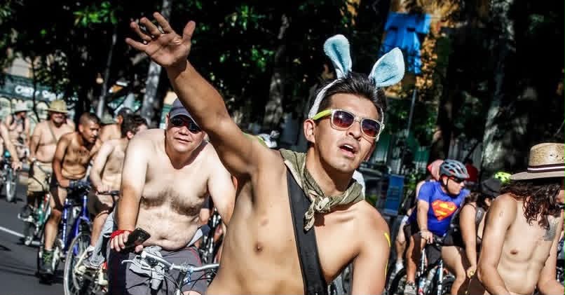 Ciclistas se desnudan para exigir calles más seguras en CDMX