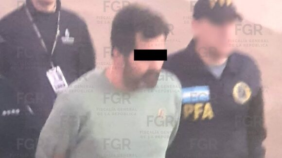 VIDEO: Así fue trasladado Fernando Farías Laguna a México; será ingresado al Altiplano tras ser expulsado de Argentina