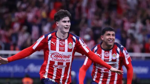 Olympiacos lanza oferta por la ‘Hormiga’ González; Chivas analiza el futuro del goleador