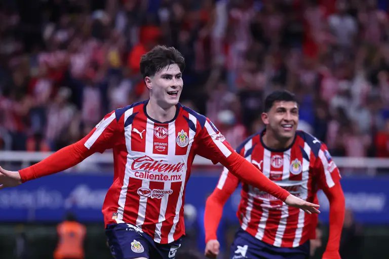 Olympiacos lanza oferta por la ‘Hormiga’ González; Chivas analiza el futuro del goleador