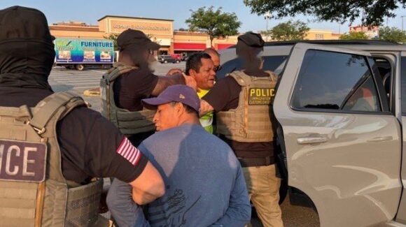 Estados Unidos detiene a casi 50 mil migrantes en julio, cifra récord en la era Donald Trump