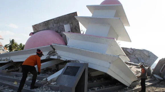 Indonesia registra 87 muertos y 150 mil desplazados a una semana del terremoto de 7.7 grados
