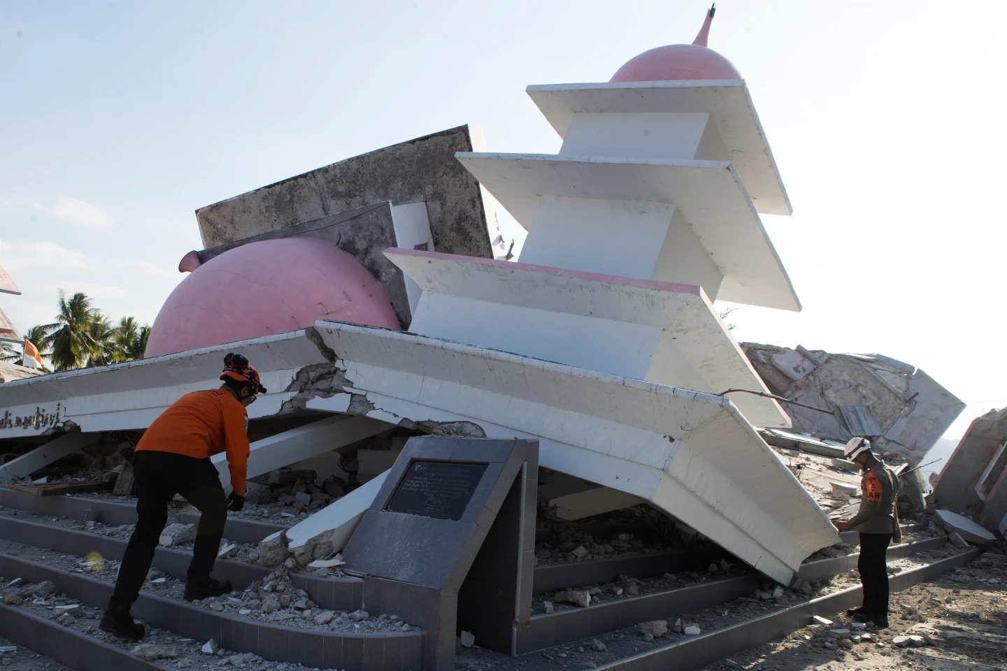 Indonesia registra 87 muertos y 150 mil desplazados a una semana del terremoto de 7.7 grados