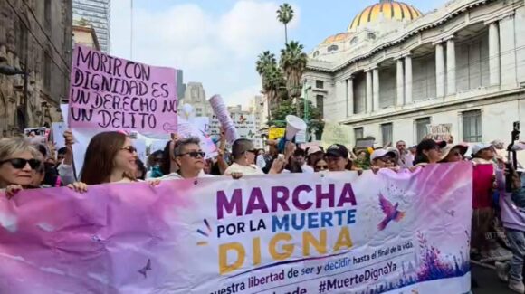 Marchan en Ciudad de México para exigir legalización de la eutanasia y una muerte digna