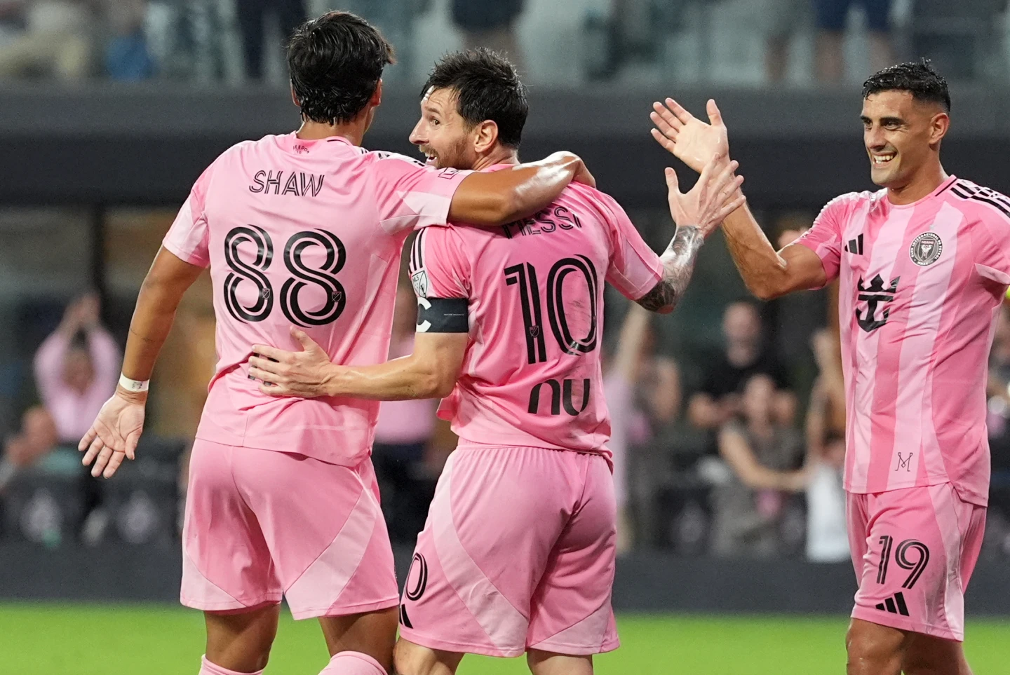 Messi anota 4 goles para liderar al Inter Miami a una contundente victoria por 7-1 sobre Montreal