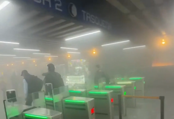 Humo en tren obliga a desalojar la estación Taxqueña del Metro CDMX