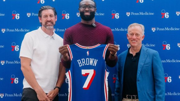 NBA: Jaylen Brown fue presentado como nuevo jugador de los Philadelphia 76ers