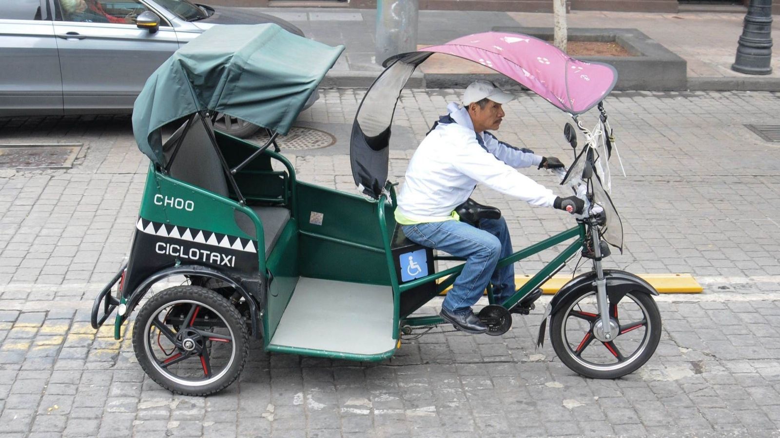 Ciclotaxis en CDMX: Vive entre abusos a usuarios y protestas de operadores