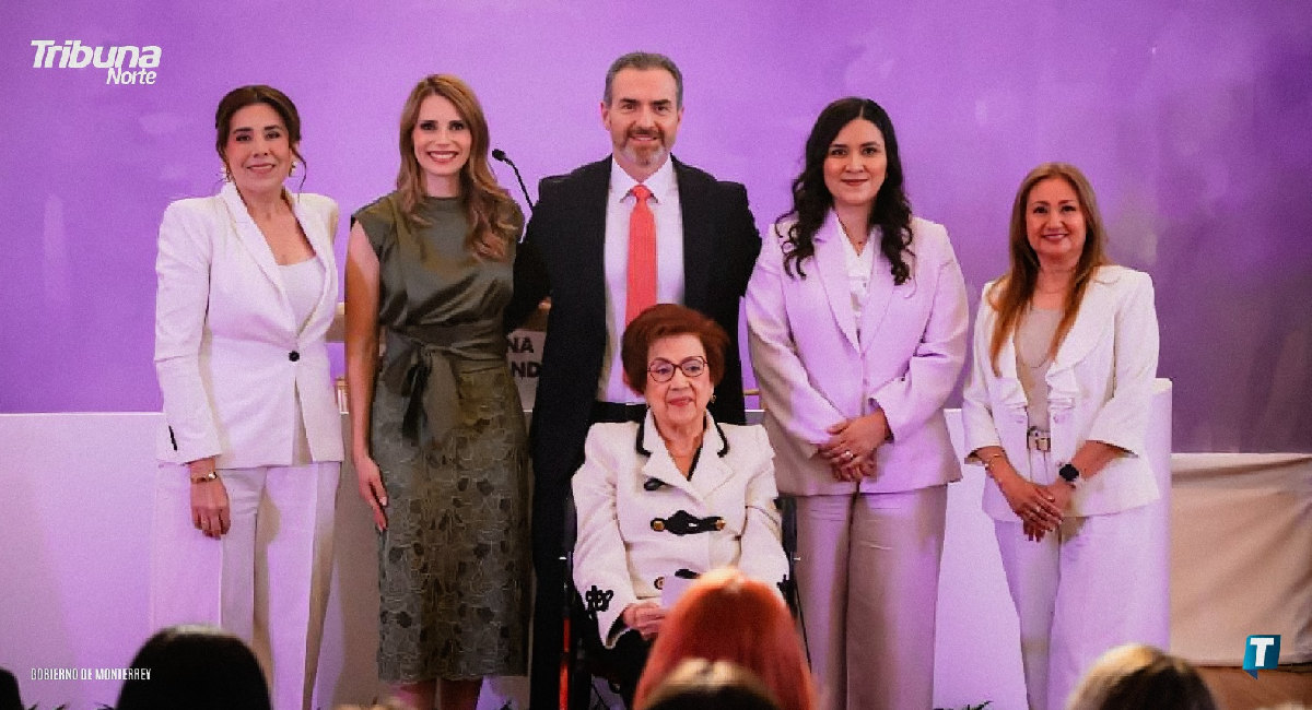 El alcalde de Monterrey, Adrián de la Garza Santos y su esposa Gabriela Oyervides con las mujeres premiadas