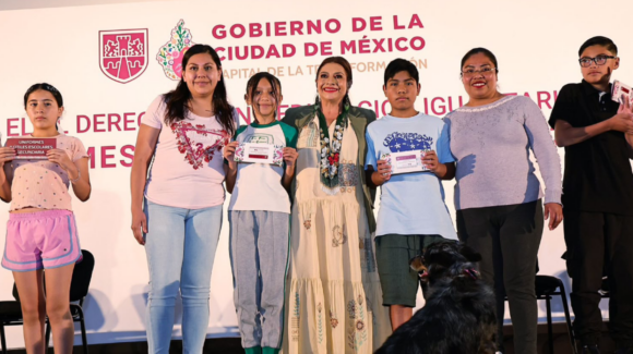 Casi 700 mil estudiantes de la CDMX recibirán apoyo para este regreso a clases
