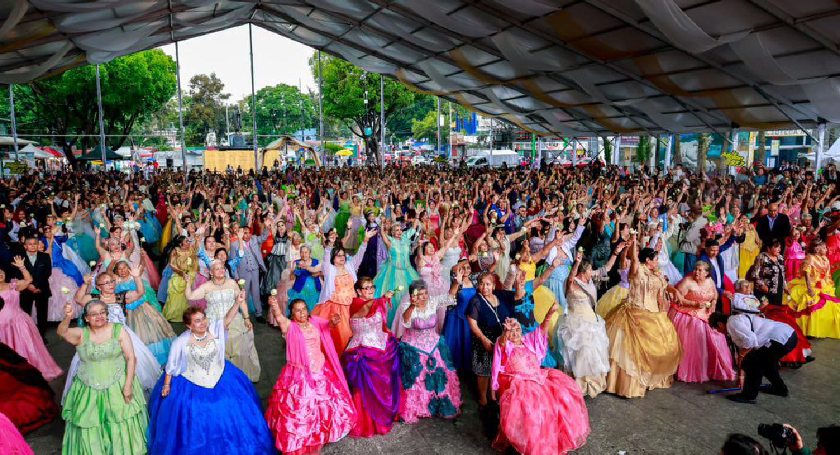 Los XV que llegaron décadas después: Iztapalapa celebra a 456 mujeres mayores de CDMX