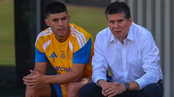 Carlos Emilio González sostiene diálogo con jugadores de Tigres previo al duelo ante Atlas