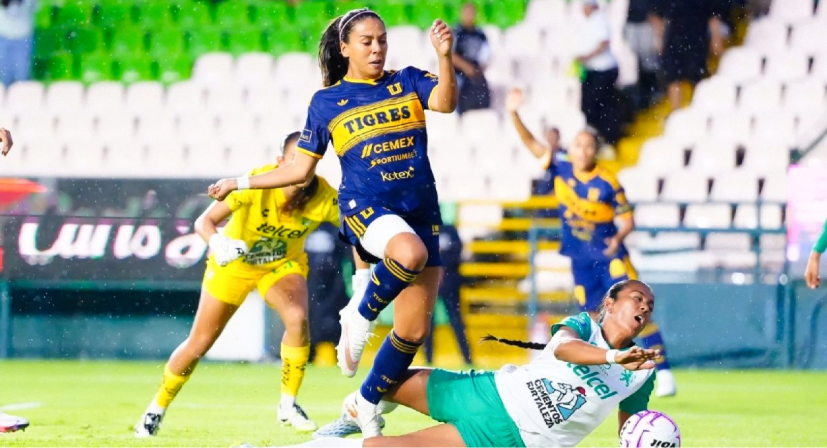 Alison González (MEX) al momento de aprovechar el error de la arquera esmeralda y concretar la victoria de las Amazonas. Crédito de imágenes: Club Tigres