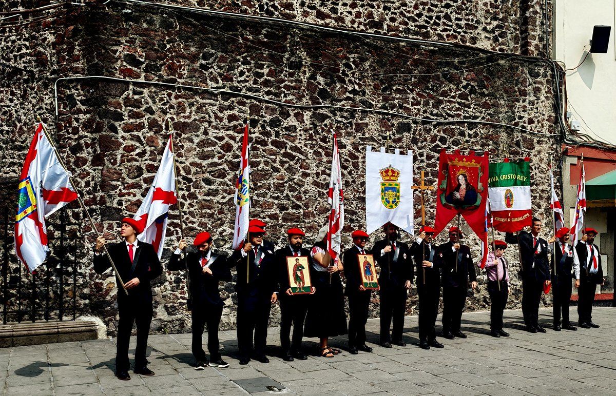 Grupo radical realiza el ‘Paseo del Pendón’ en la Ciudad de México sin autorizaciones