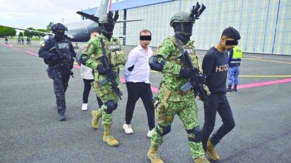 Ponen a disposición de la FGR en la CDMX a 12 mandos clave del CJNG