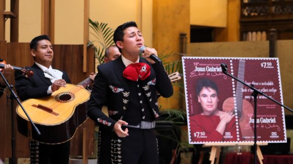 Lanzan estampilla conmemorativa de Juan Gabriel a diez años de su fallecimiento