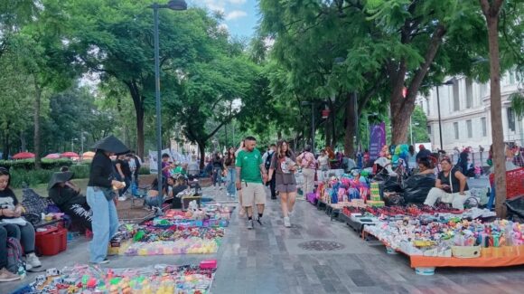 Vendedores de la Alameda frenan propuesta del gobierno de Ciudad de México