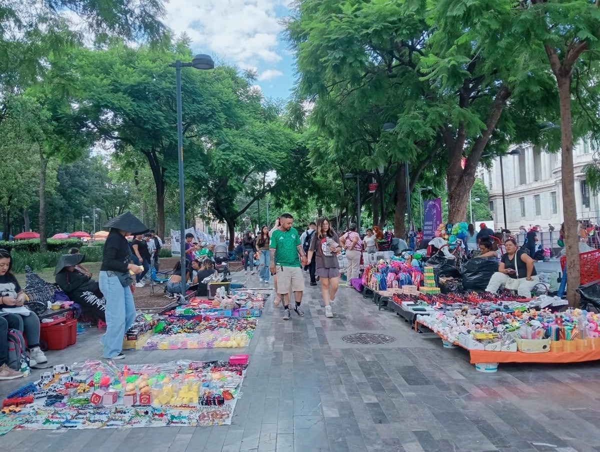 Vendedores de la Alameda frenan propuesta del gobierno de Ciudad de México