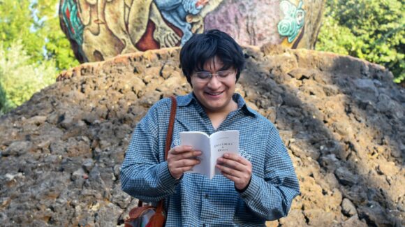 Poeta mazahua presenta obra galardonada en Feria Internacional del Libro Universitario