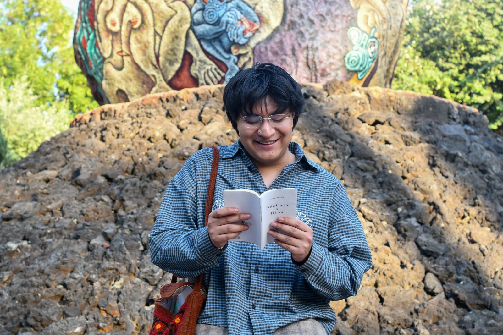 Poeta mazahua presenta obra galardonada en Feria Internacional del Libro Universitario