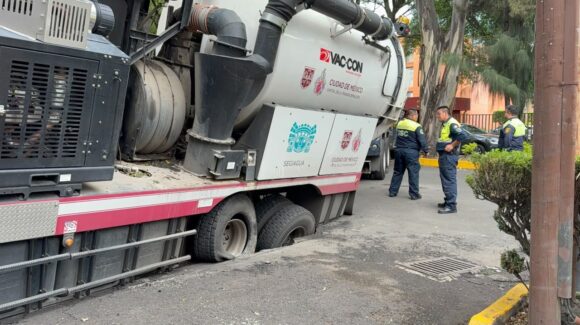 Cae camión de Segiagua en socavón de la alcaldía Tlalpan de la CDMX