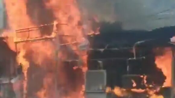 VIDEO: Incendio en puesto de comida provoca movilización y afectaciones viales en la México-Puebla 