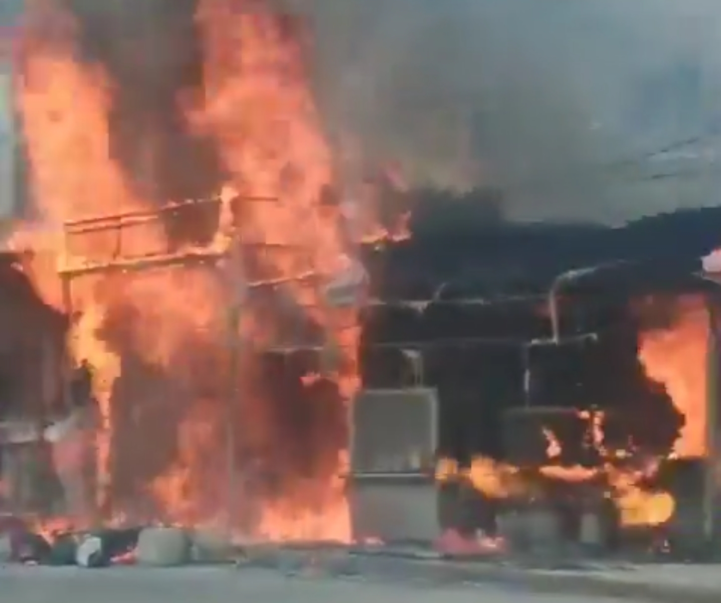 VIDEO: Incendio en puesto de comida provoca movilización y afectaciones viales en la México-Puebla 