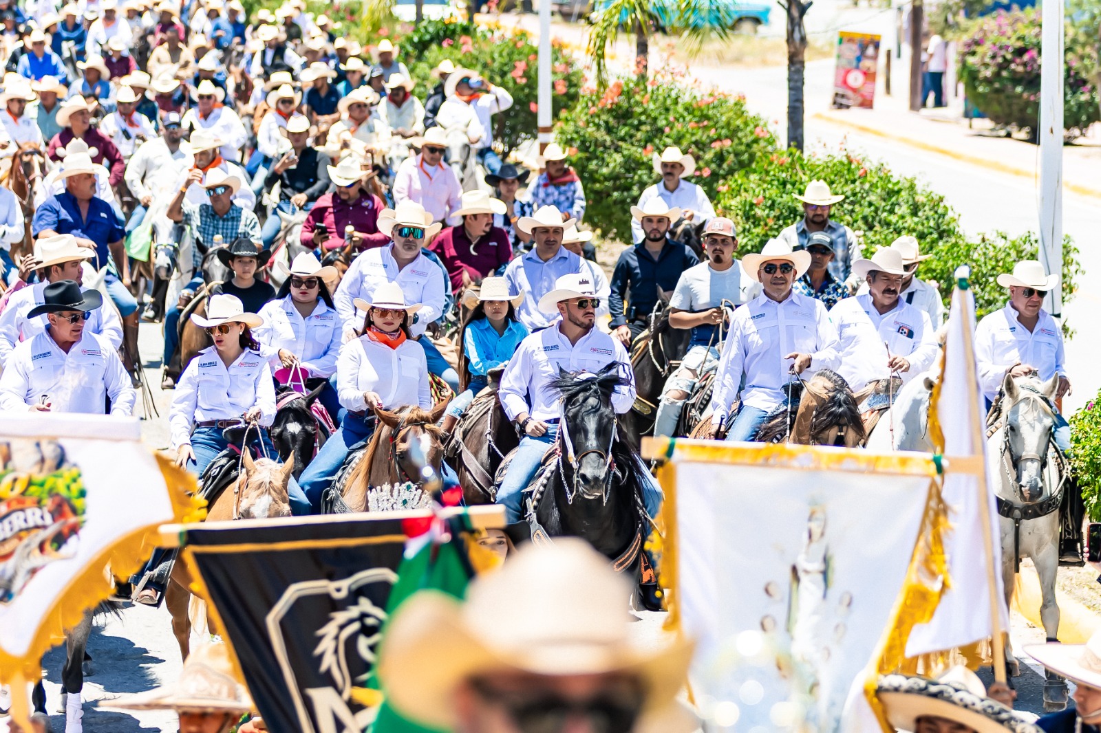 Samuel García liderando la cabalgata