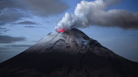 Popocatépetl registra explosiones; alertan por posible caída de ceniza en CDMX