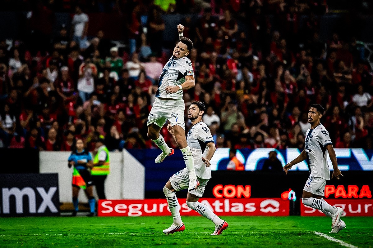 Lucas Ocampos en el campo de juego