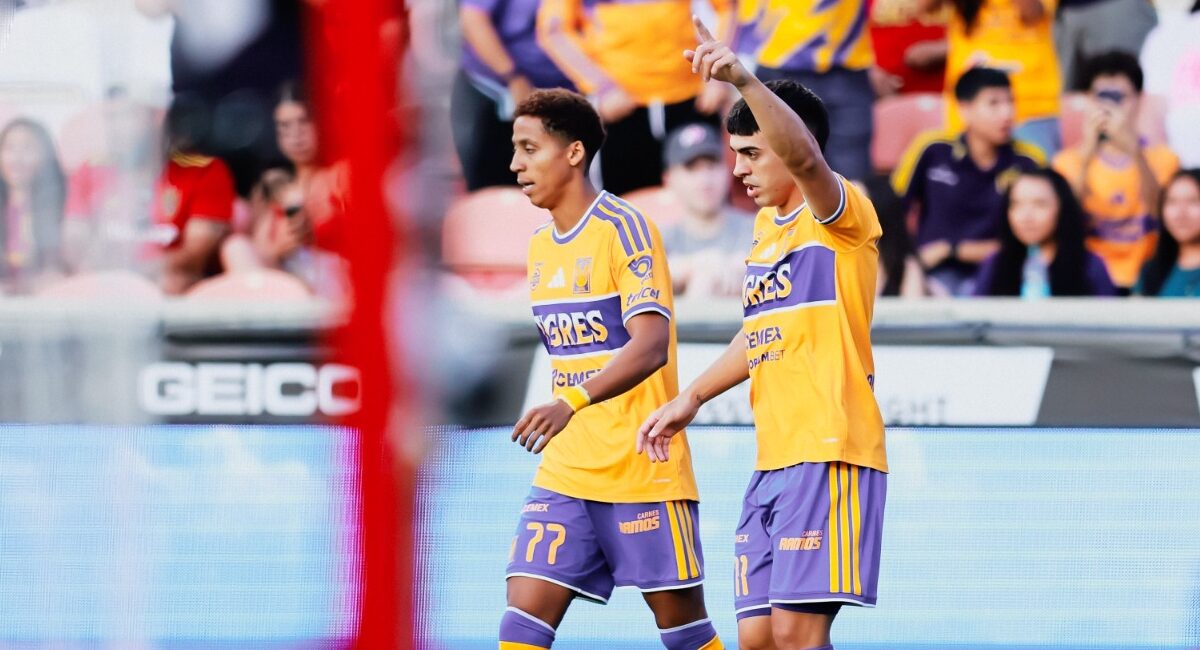 Ozziel Herrera y Juan Brunetta celebrando el gol de la ventaja inicial
