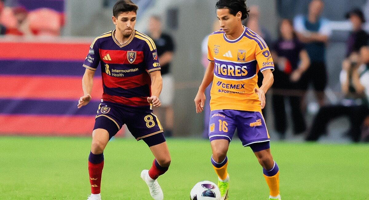 Diego Laínez (16) ante la marca de JuanMa Sanabria (8)