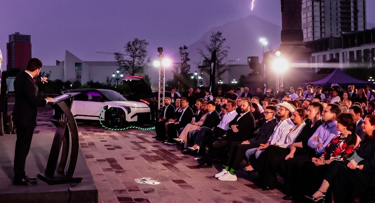 Develan en Nuevo León el primer vehículo 100% eléctrico fabricado en la entidad
