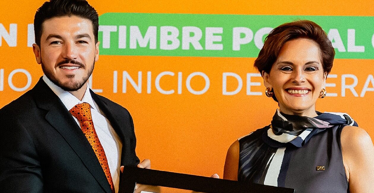 Samuel García, gobernador de NL y Violeta Abreu, directora de Correos de México