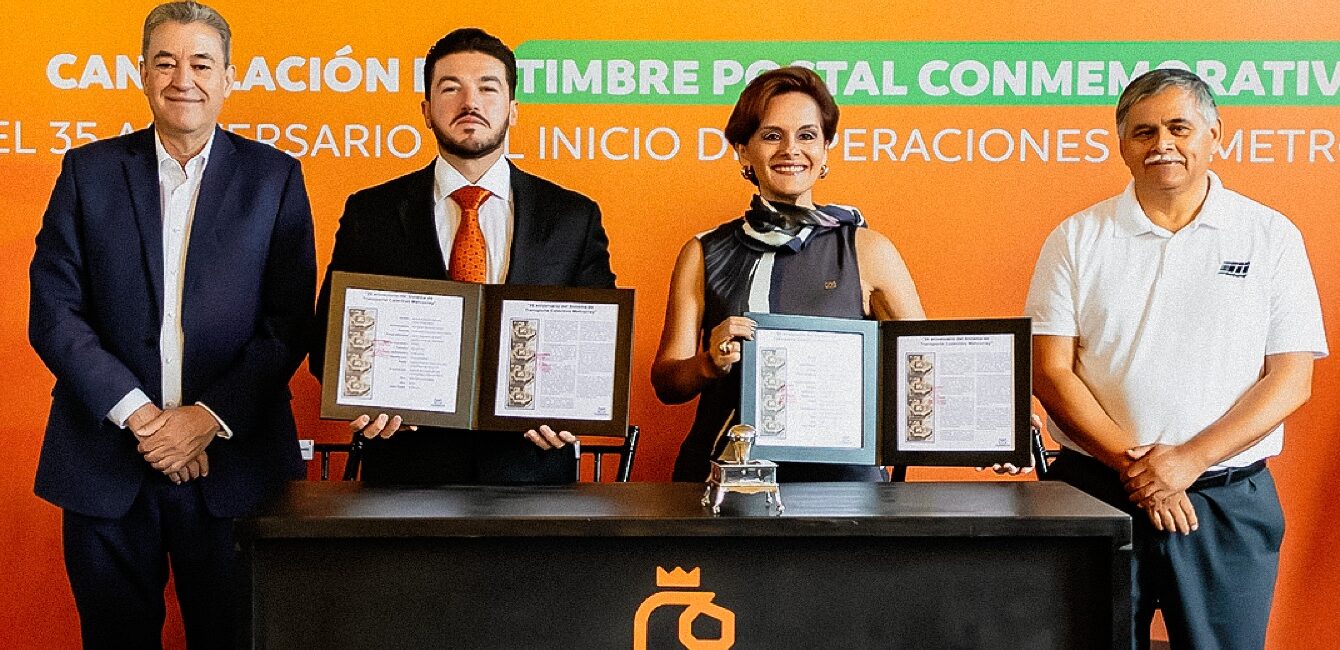 Hernán Villarreal, secretario de Movilidad y Planeación Urbana de NL, Samuel García gobernador de NL, Violeta Abreu, directora de Correos de México y Abraham Vargas Molina, director de Metrorrey