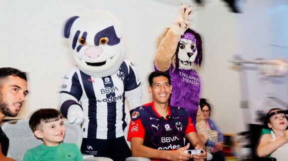 Rayados y Orlando City visitan hospital infantil en Orlando como parte de Leagues Cup 2026