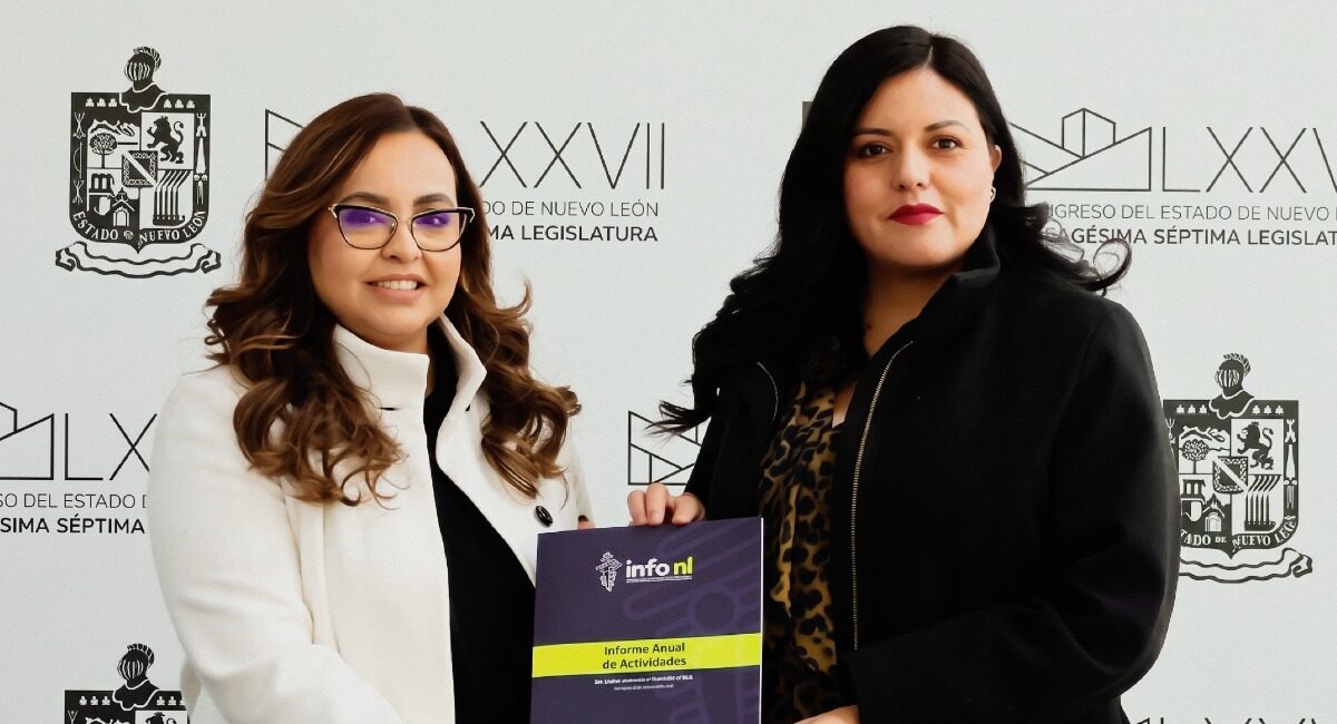 Brenda González Lara, directora de INFONL, entregando un informe a la diputada Itzel Castillo (PAN) en enero de 2026